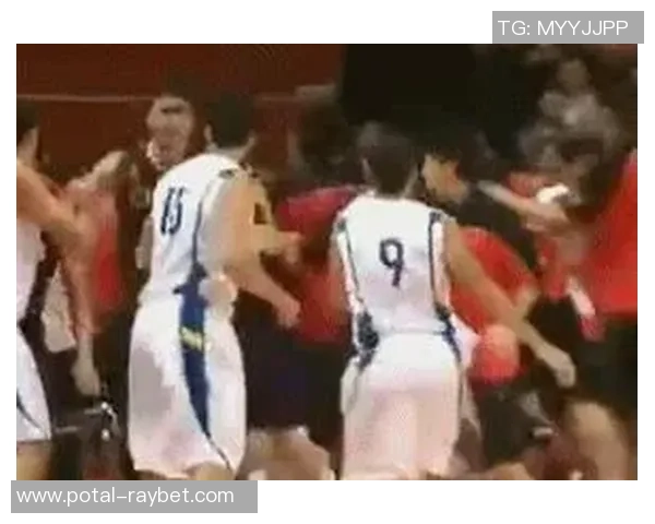 中国男篮与巴西队激烈冲突引发群殴赛场混乱球迷反响热烈 中国男篮与巴西队激烈冲突引发群殴赛场混乱球迷反响热烈