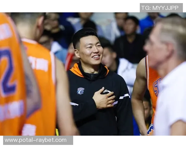 李根的篮球传奇：从青涩少年到职业巨星的奋斗之路